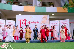 TẾT VỀ TRÊN ĐÔI TAY BÉ XINH