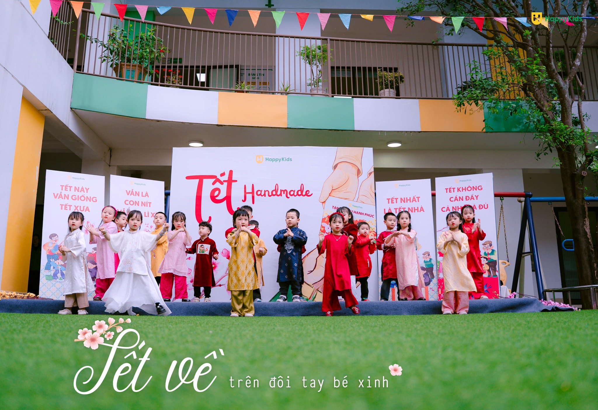 TẾT VỀ TRÊN ĐÔI TAY BÉ XINH